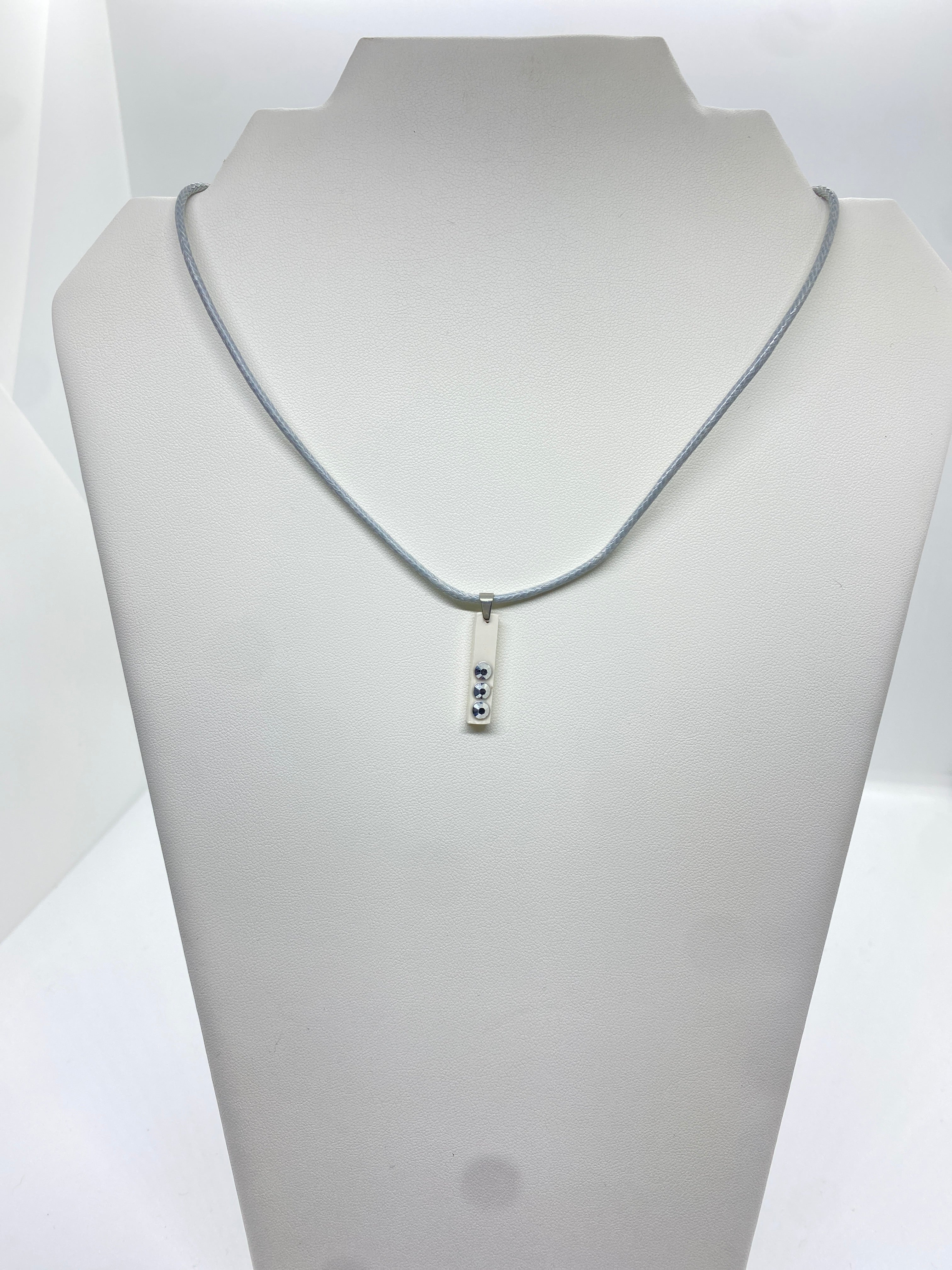 Collier AVA