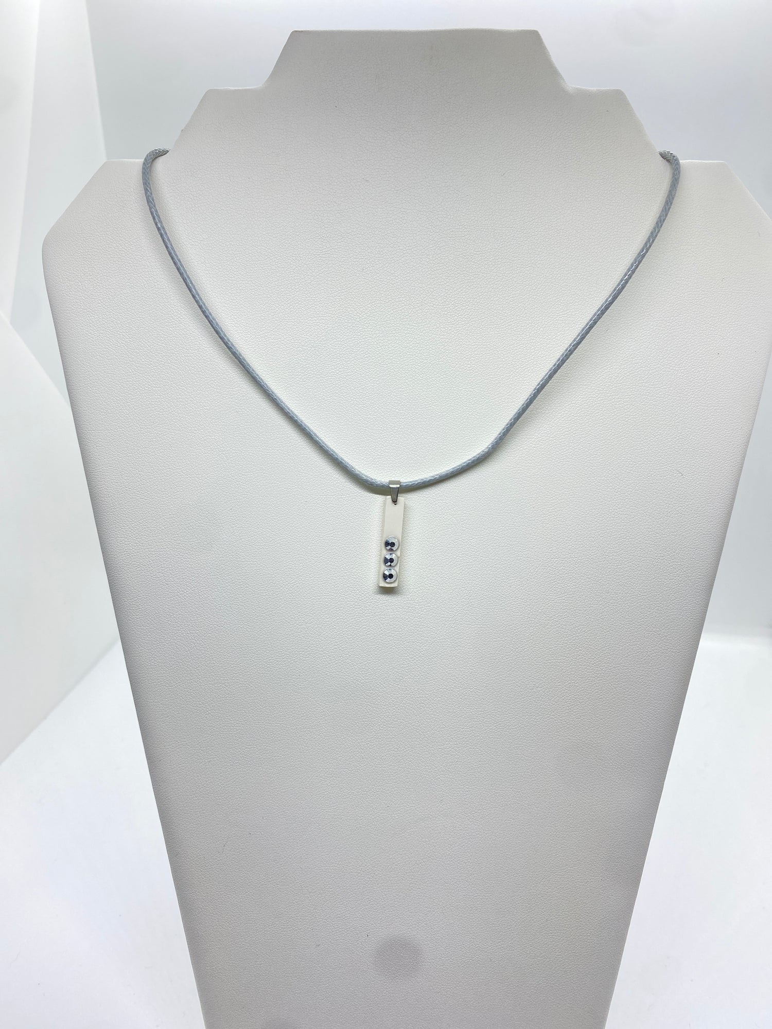 Collier AVA