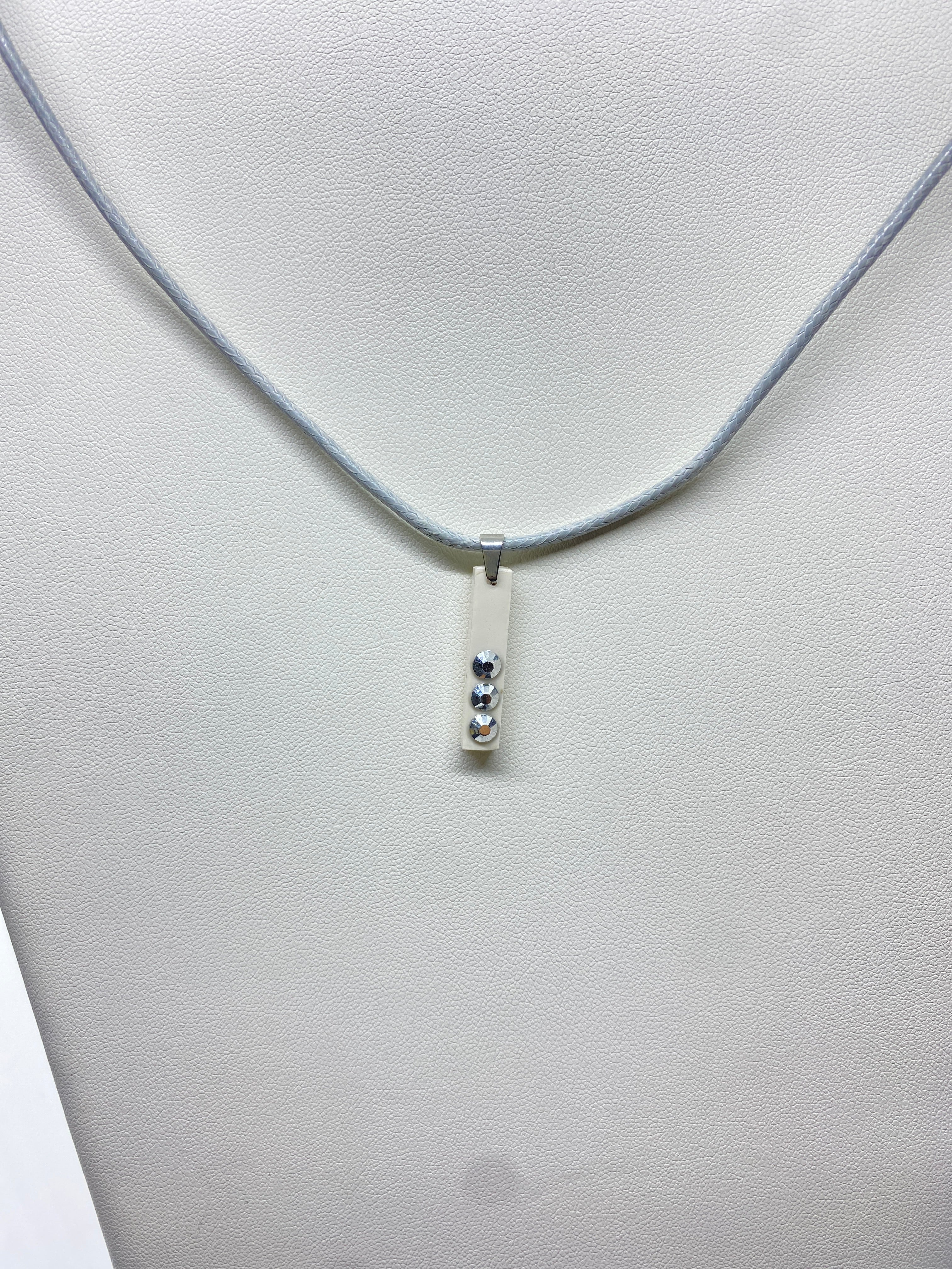 Collier AVA